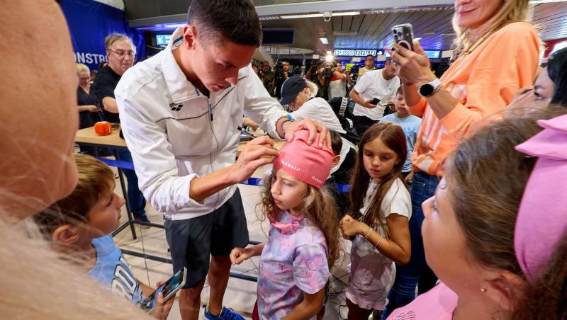 Momentul în care David Popovici a „blocat” o benzinărie de lângă Sibiu. Ce s-a întâmplat după ce a oprit să-și alimenteze bolidul