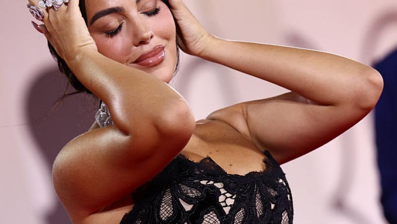 Prima apariție pe covorul roșu după ce a primit inelul de 3 milioane de dolari. Cum s-a pozat Georgina Rodríguez