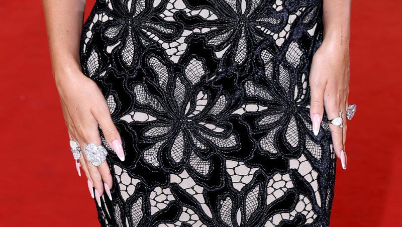 Prima apariție pe covorul roșu după ce a primit inelul de 3 milioane de dolari. Cum s-a pozat Georgina Rodríguez