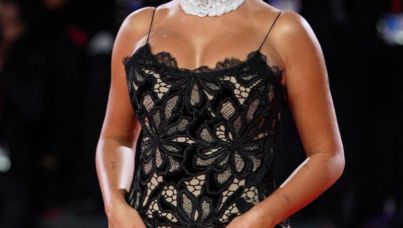 Prima apariție pe covorul roșu după ce a primit inelul de 3 milioane de dolari. Cum s-a pozat Georgina Rodríguez