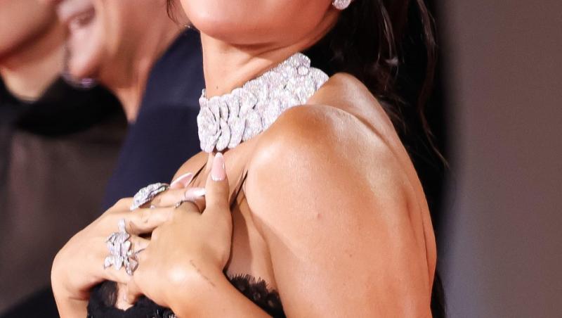 Prima apariție pe covorul roșu după ce a primit inelul de 3 milioane de dolari. Cum s-a pozat Georgina Rodríguez