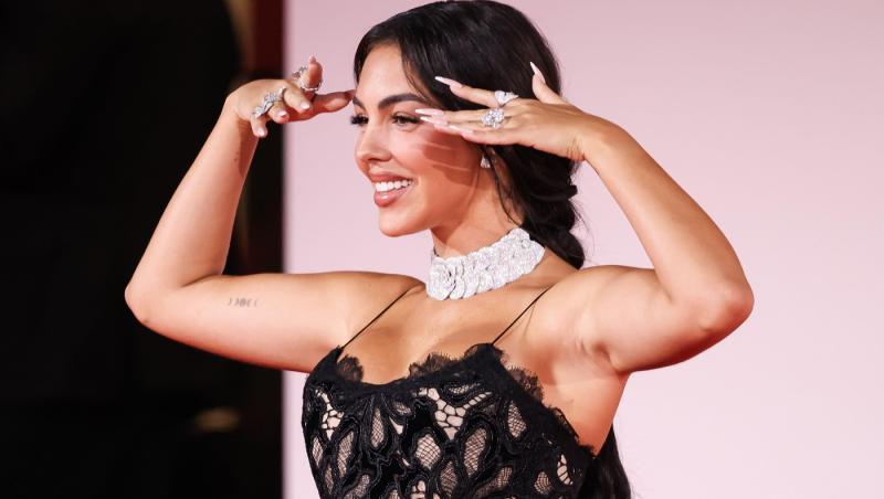 Prima apariție pe covorul roșu după ce a primit inelul de 3 milioane de dolari. Cum s-a pozat Georgina Rodríguez