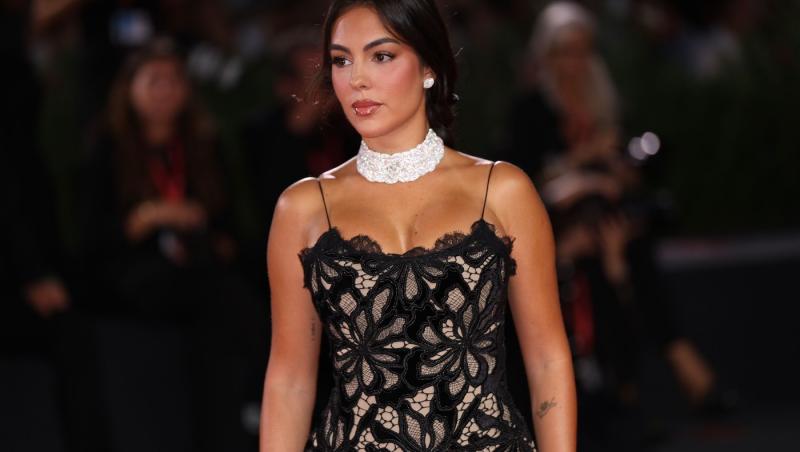 Prima apariție pe covorul roșu după ce a primit inelul de 3 milioane de dolari. Cum s-a pozat Georgina Rodríguez