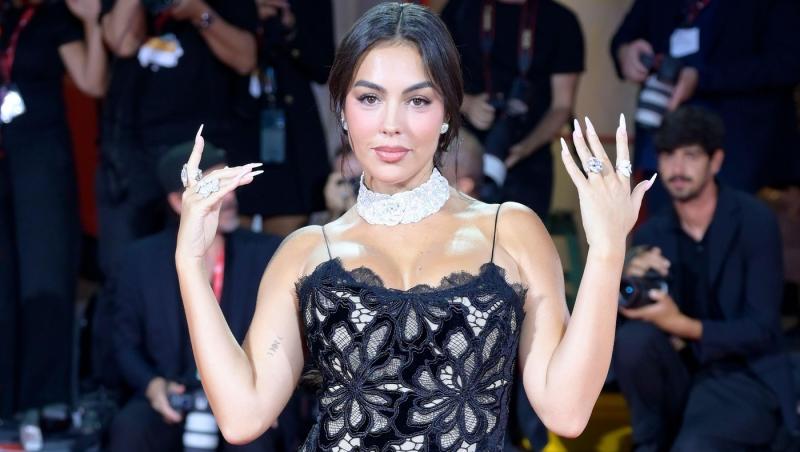 Prima apariție pe covorul roșu după ce a primit inelul de 3 milioane de dolari. Cum s-a pozat Georgina Rodríguez