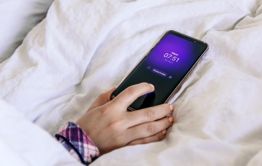 Folosești des butonul „snooze”? Iată de ce experții NU recomandă asta