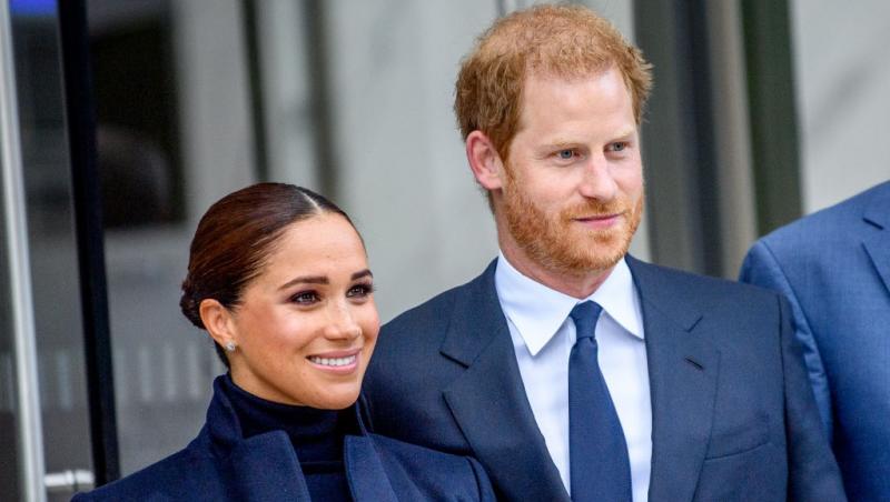 Meghan Markle alături de soțul ei, ambii îmbrăcați în ținute elegante bleumarin