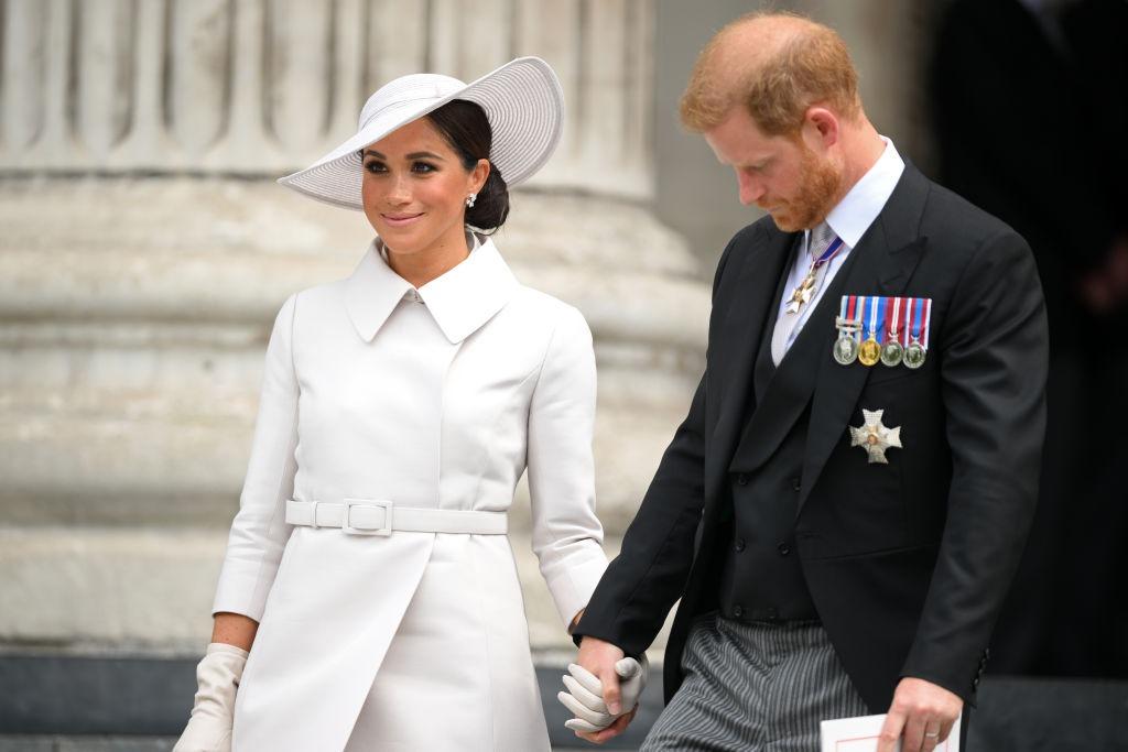 Prințul Harry alături de Meghan, Ducesă de Sussex, ambii îmbrăcați în ținute elegante