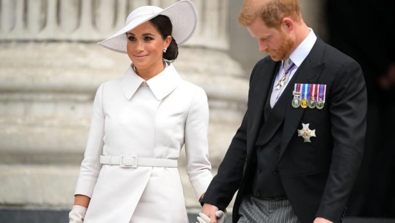Prințul Harry alături de Meghan, Ducesă de Sussex, ambii îmbrăcați în ținute elegante