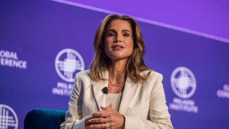 Regina Rania îmbrăcată într-o ținută bej elegantă