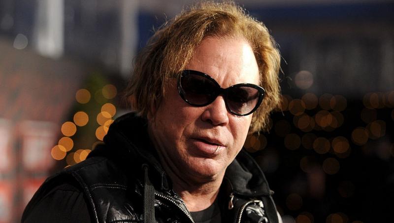 Mickey Rourke îmbrăcat într-o ținută complet neagră