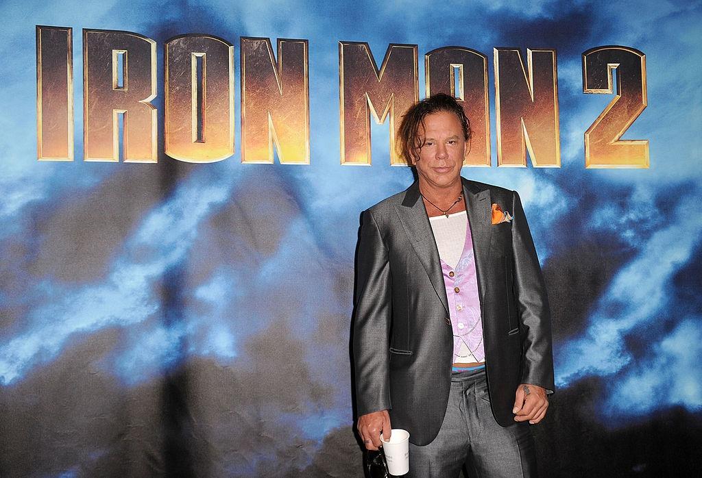 Mickey Rourke îmbrăcat într-un costum în gri