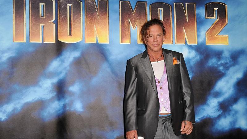 Mickey Rourke îmbrăcat într-un costum în gri