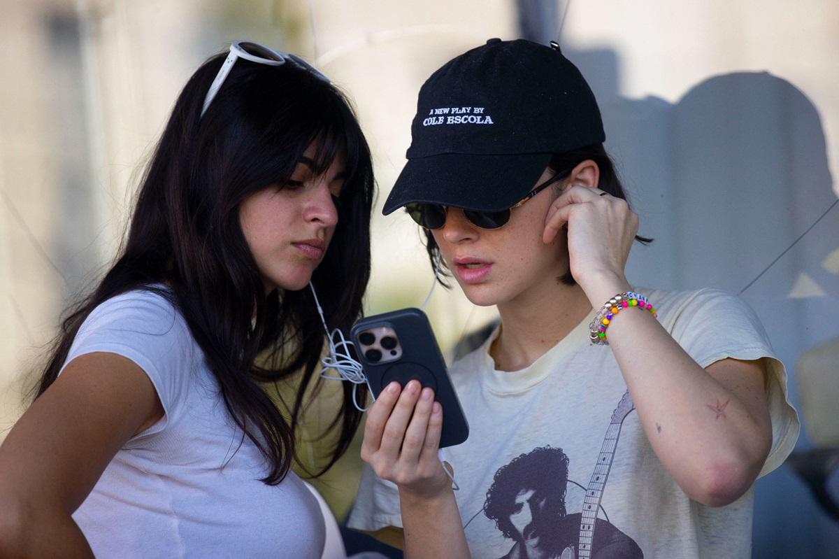 Tendința tech din anii 2000 care revine la modă. Ce dispozitiv au început să poarte și vedetele