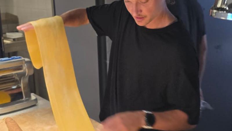 Claudiu Gherguț, câștigătorul sezonului 15 Chefi la cuțite, s-a alăturat echipei de la Retroscena, restaurantul lui Chef Richard