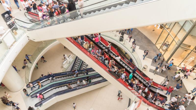oameni pe scările rulante din mega mall bucurești