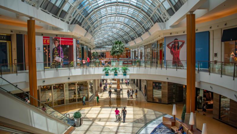 O femeie nu mai poate intra în malluri timp de trei ani. Motivul instanței este unul surprinzător