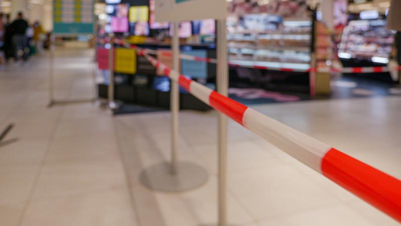 O femeie nu mai poate intra în malluri timp de trei ani. Motivul instanței este unul surprinzător