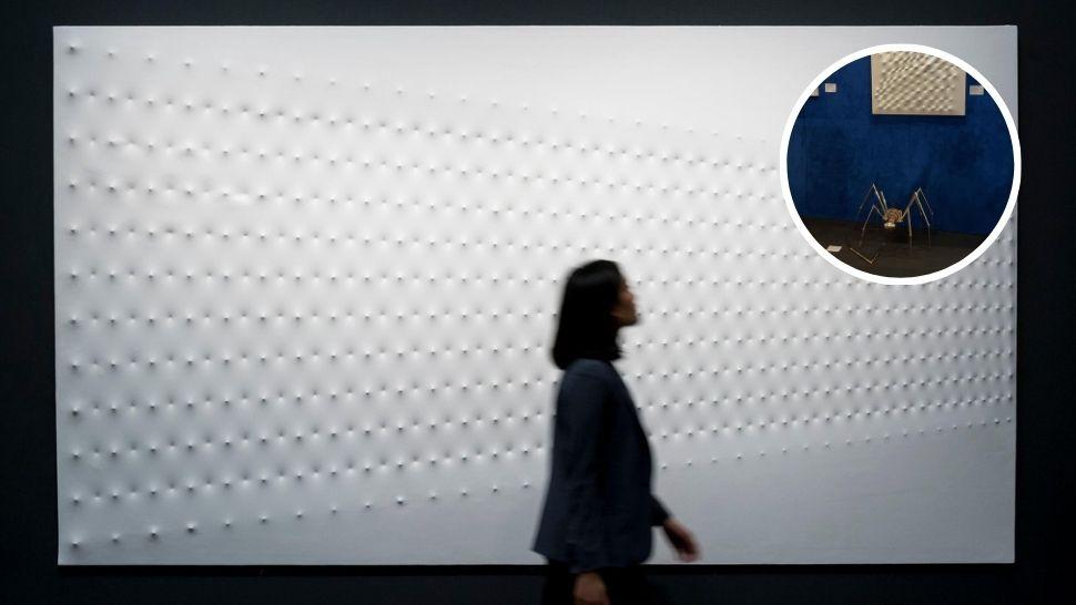 colaj femeie în fața unei opere de artă și scuptura deteriorată