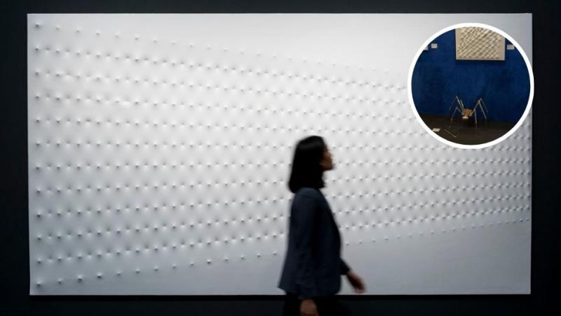 colaj femeie în fața unei opere de artă și scuptura deteriorată