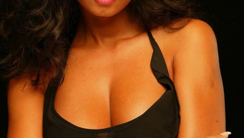 Nicoleta Luciu îmbrăcată într-un maiou negru extrem de sexy, cu părul coafat în bucle lejere