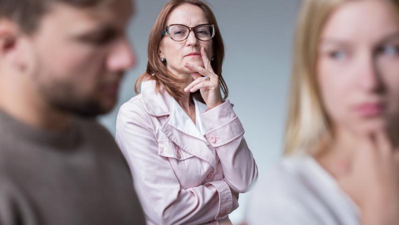 femeie care privește un cuplu care se ceartă