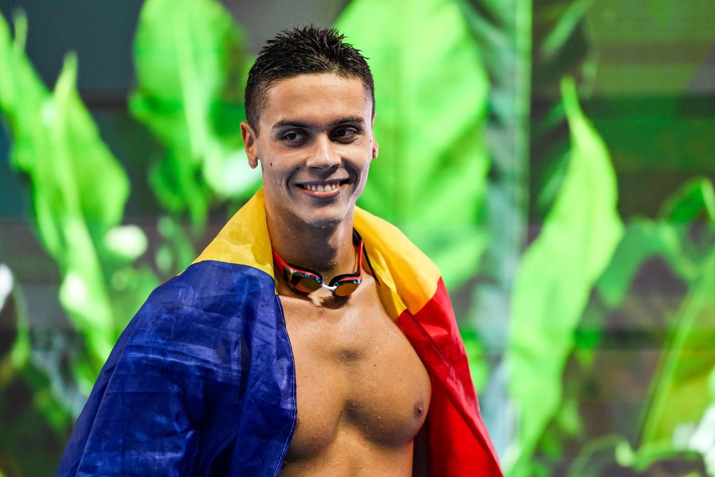 imagine cu david popovici ce are steagul romaniei pe spate