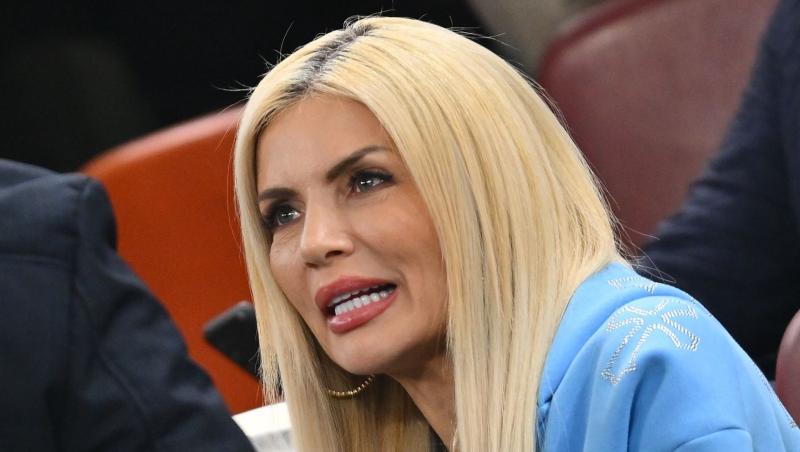 Laura Vicol îmbrăcată cu o ținută albastră, vorbind