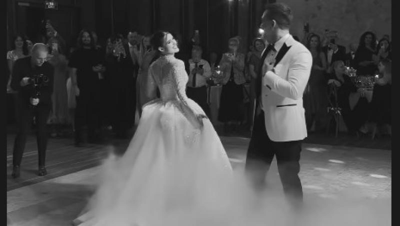 Fiica lui Mugur Mihăescu s-a căsătorit. Ce ținută demnă de covorul roșu a îmbrăcat soacra mică