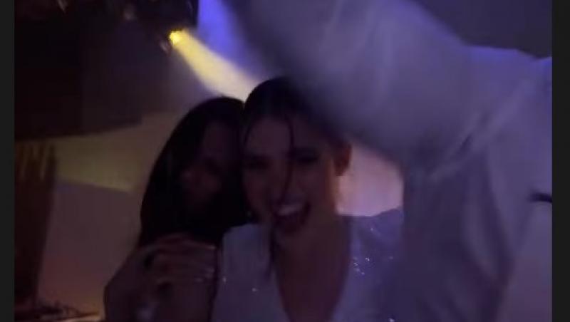 Fiica lui Mugur Mihăescu s-a căsătorit. Ce ținută demnă de covorul roșu a îmbrăcat soacra mică