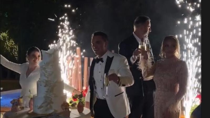 Fiica lui Mugur Mihăescu s-a căsătorit. Ce ținută demnă de covorul roșu a îmbrăcat soacra mică