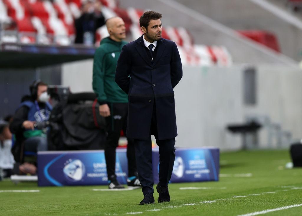 Adrian Mutu îmbrăcat în negru, pe marginea terenului de fotbal