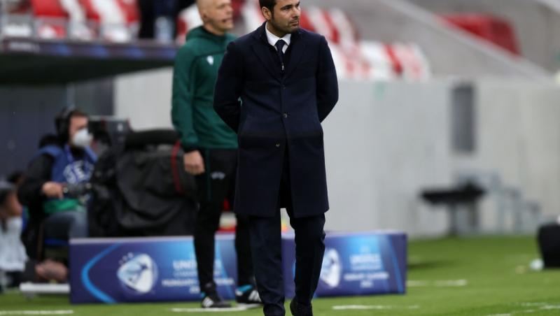 Adrian Mutu îmbrăcat în negru, pe marginea terenului de fotbal