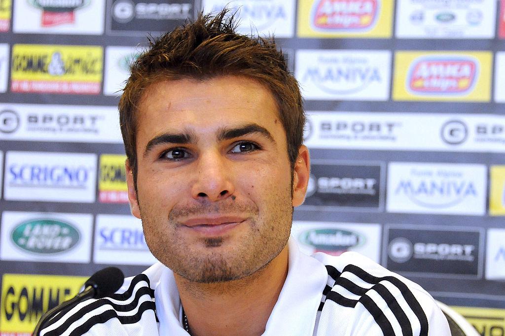 Adrian Mutu îmbrăcat cu un echipament sportiv alb