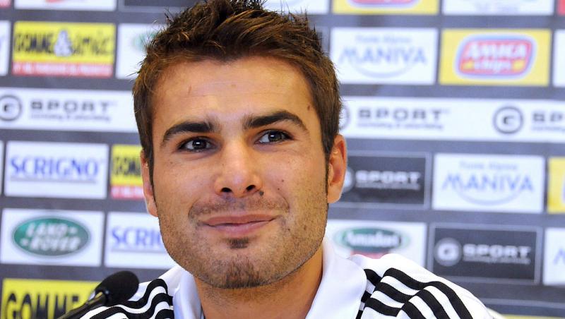 Adrian Mutu îmbrăcat cu un echipament sportiv alb