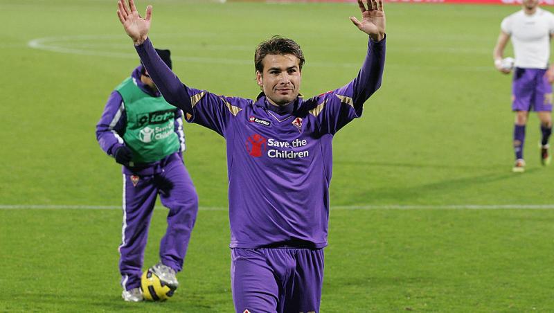Adrian Mutu în echipamentul sportiv al echipei de fotbal Fiorentina