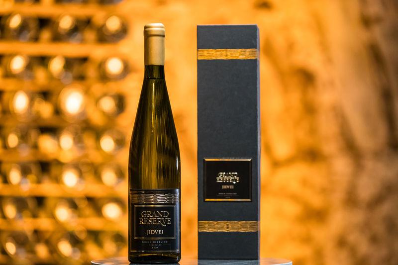 O sticlă de vin din colecția Grand Reserve Jidvei