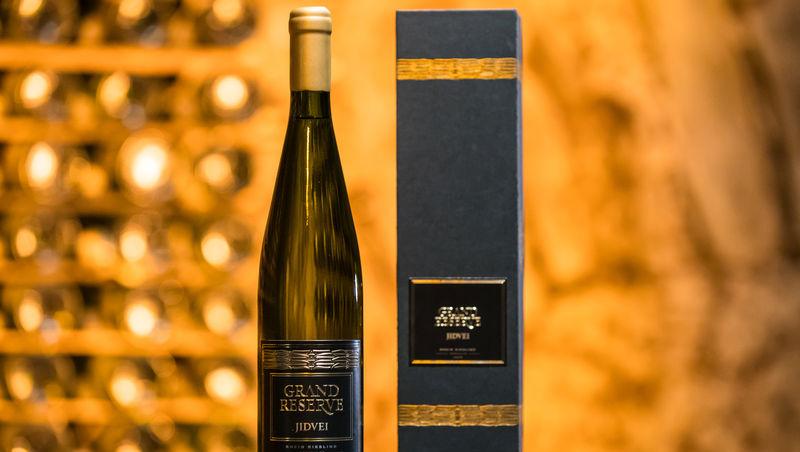 O sticlă de vin din colecția Grand Reserve Jidvei