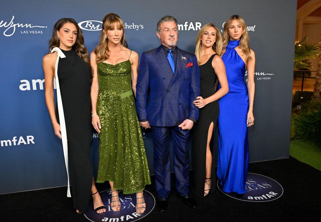 Sylvester Stallone alături de soția lui și cele trei fiice ale lor, toți îmbrăcați elegant