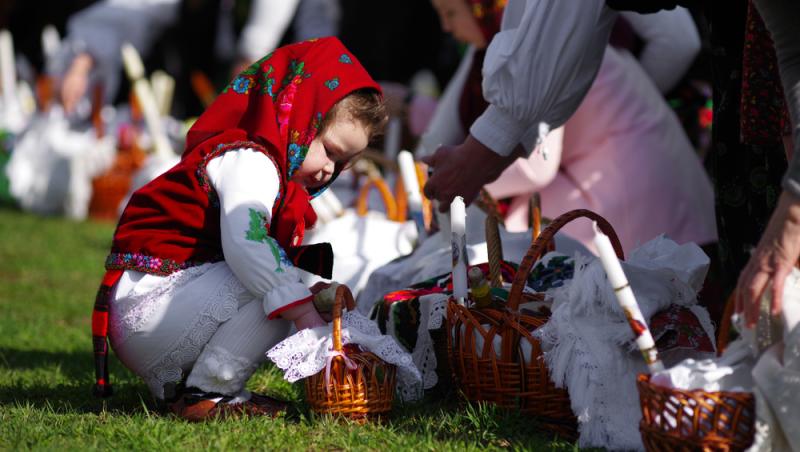 Portul românesc, din nou copiat de o casă de modă celebră: „Foarte similari, din multe puncte de vedere”