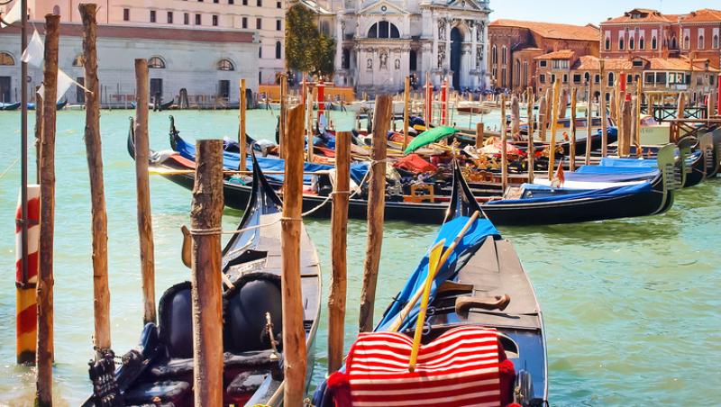 Un cuplu aflat în Veneția a primit o amendă colosală și a fost expulzat. Ce au putut face tinerii | VIDEO