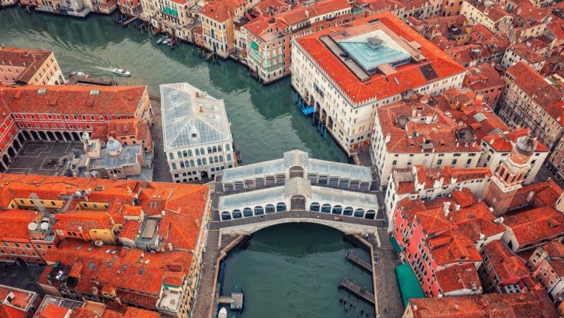 Un cuplu aflat în Veneția a primit o amendă colosală și a fost expulzat. Ce au putut face tinerii | VIDEO