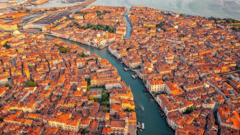 Un cuplu aflat în Veneția a primit o amendă colosală și a fost expulzat. Ce au putut face tinerii | VIDEO