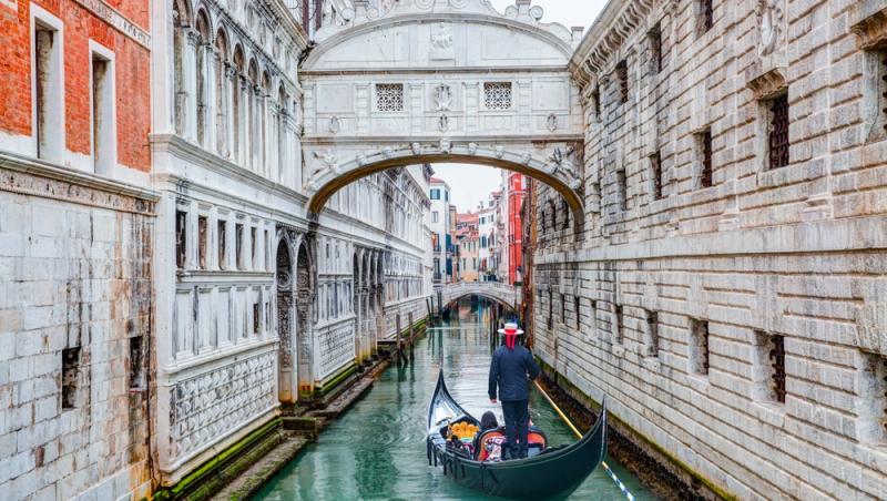 Un cuplu aflat în Veneția a primit o amendă colosală și a fost expulzat. Ce au putut face tinerii | VIDEO