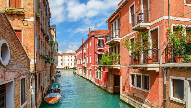 Un cuplu aflat în Veneția a primit o amendă colosală și a fost expulzat. Ce au putut face tinerii | VIDEO