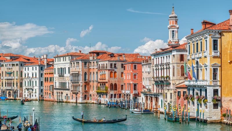 Un cuplu aflat în Veneția a primit o amendă colosală și a fost expulzat. Ce au putut face tinerii | VIDEO