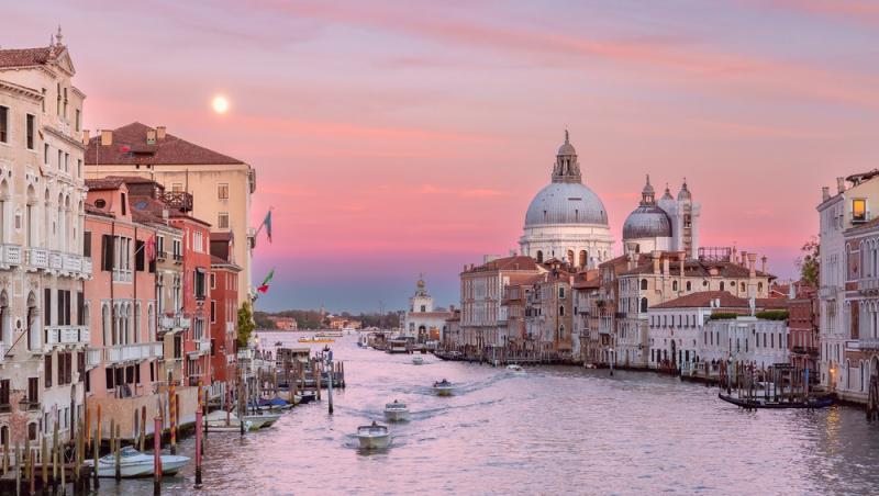 Un cuplu aflat în Veneția a primit o amendă colosală și a fost expulzat. Ce au putut face tinerii | VIDEO