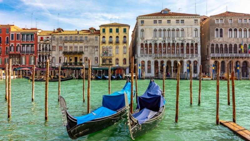 Un cuplu aflat în Veneția a primit o amendă colosală și a fost expulzat. Ce au putut face tinerii | VIDEO