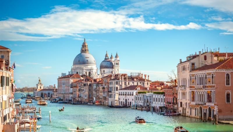 Un cuplu aflat în Veneția a primit o amendă colosală și a fost expulzat. Ce au putut face tinerii | VIDEO