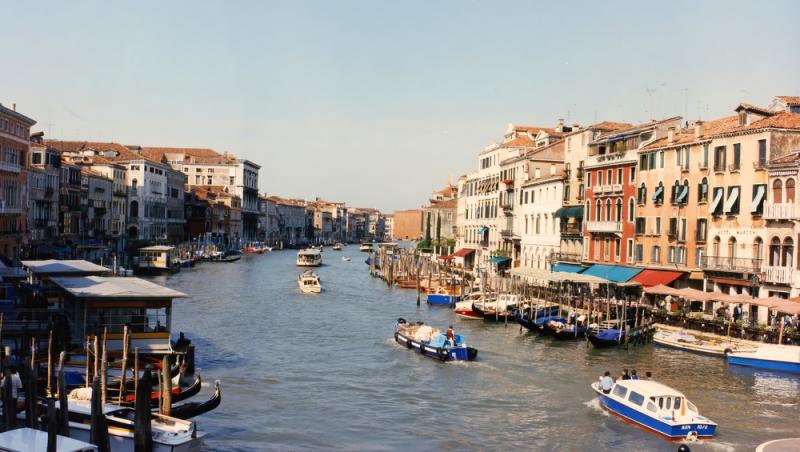 Un cuplu aflat în Veneția a primit o amendă colosală și a fost expulzat. Ce au putut face tinerii | VIDEO