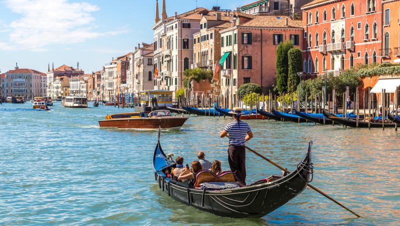 Un cuplu aflat în Veneția a primit o amendă colosală și a fost expulzat. Ce au putut face tinerii | VIDEO